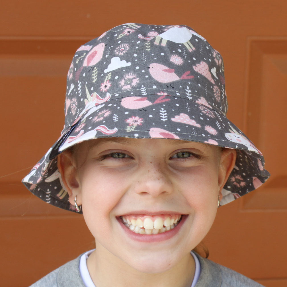 Klobouk šedý s ptáčky a jednorožci