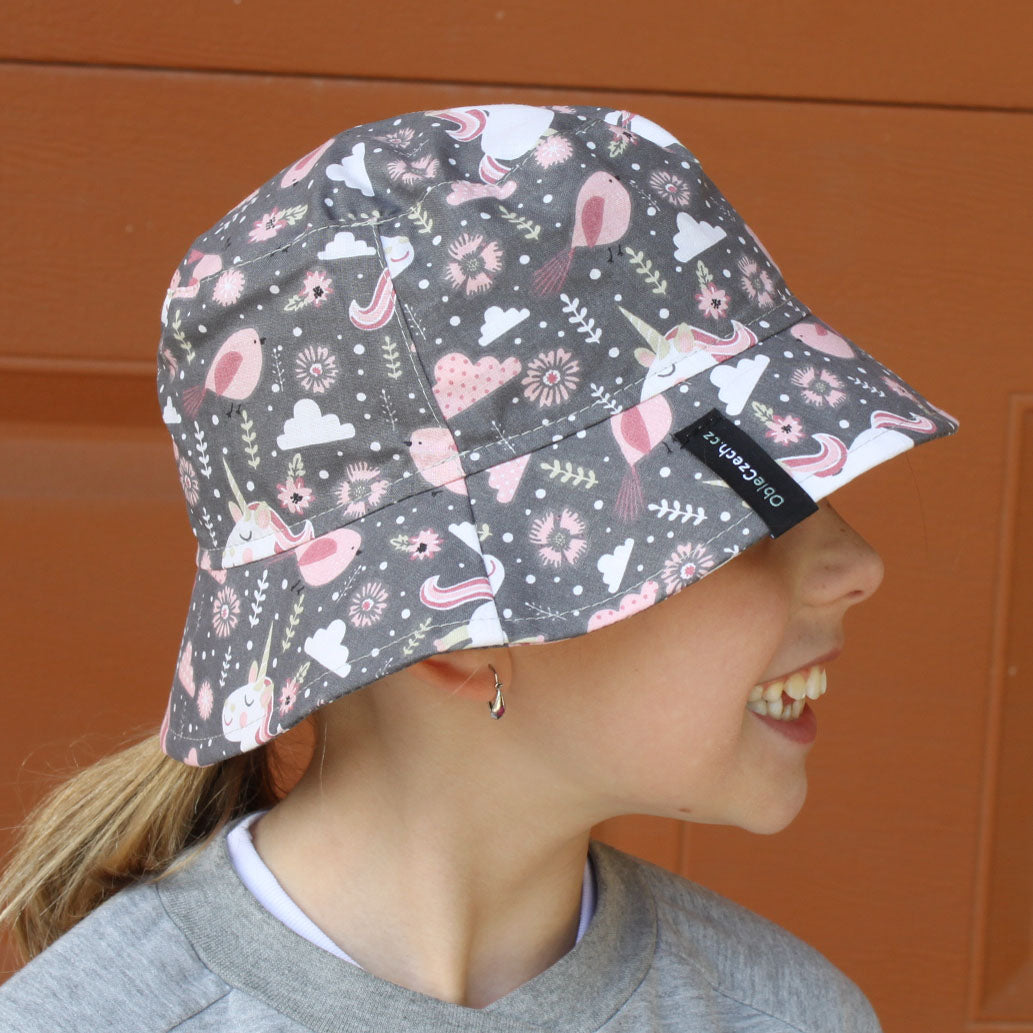 Klobouk šedý s ptáčky a jednorožci