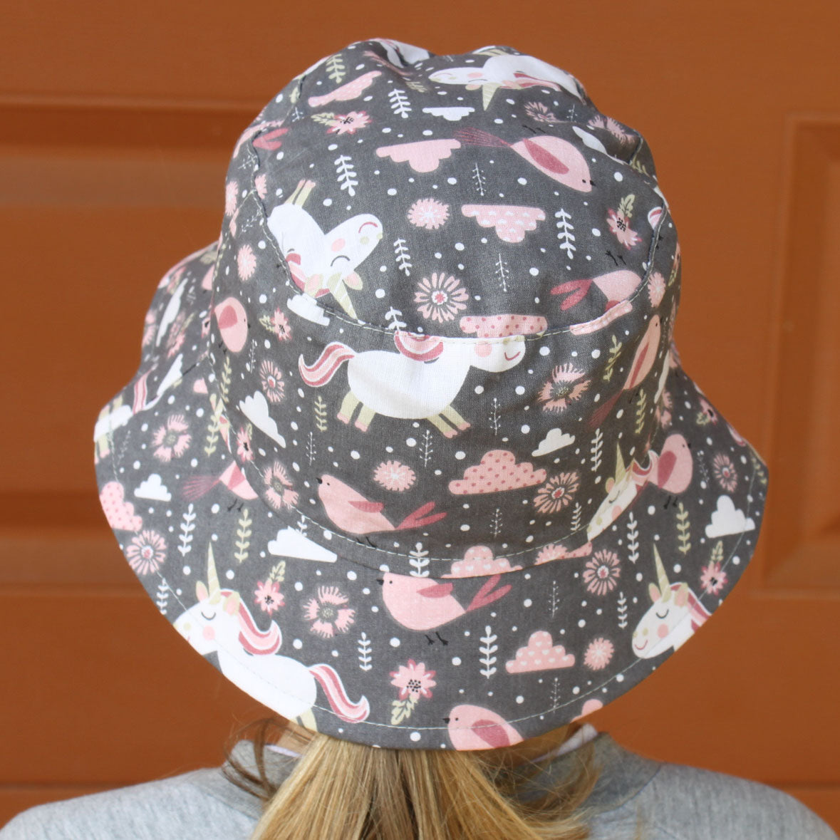 Klobouk šedý s ptáčky a jednorožci