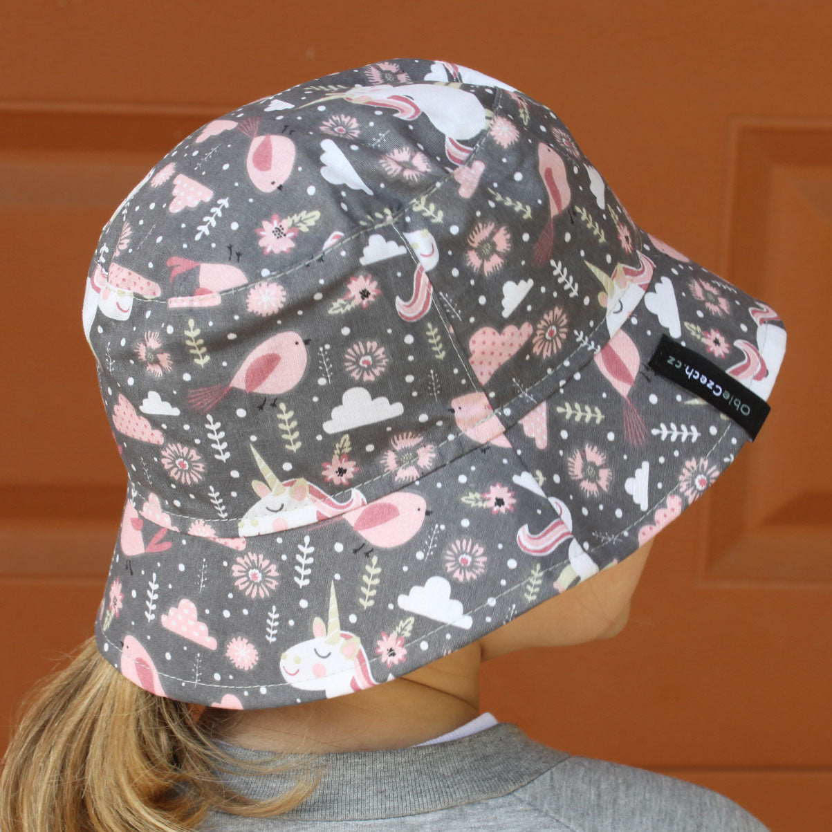 Klobouk šedý s ptáčky a jednorožci