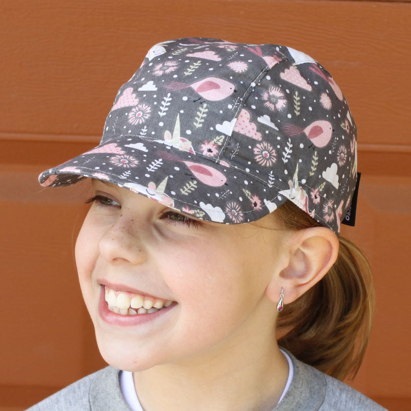 Kšiltovka šedá ptáčci a jednorožci