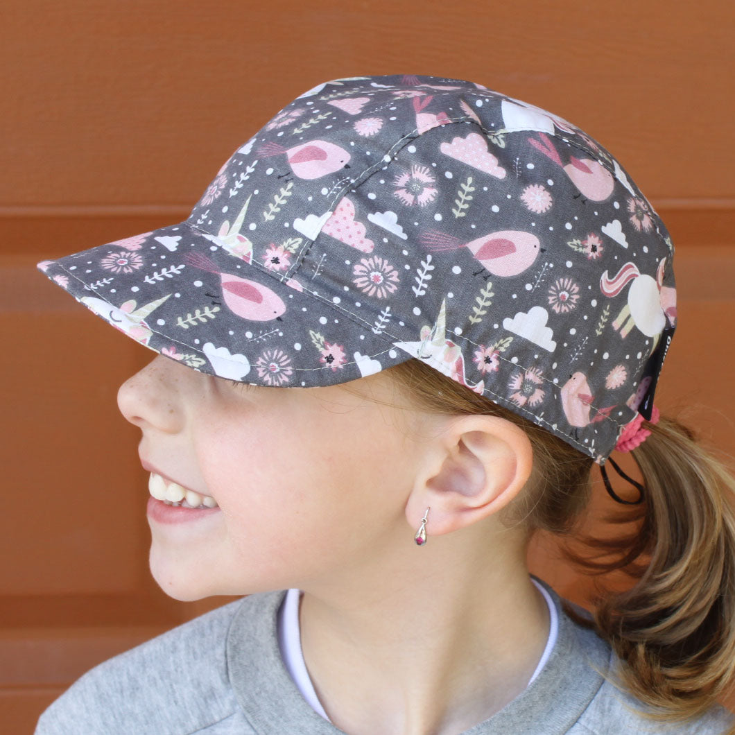 Kšiltovka šedá ptáčci a jednorožci