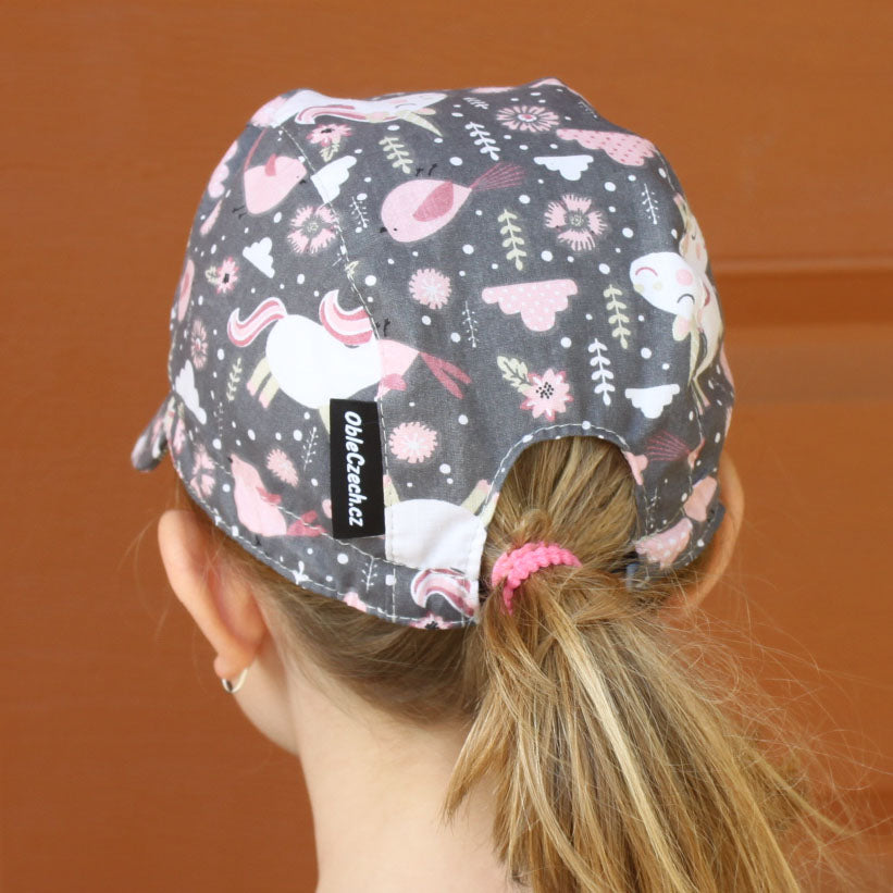 Kšiltovka šedá ptáčci a jednorožci