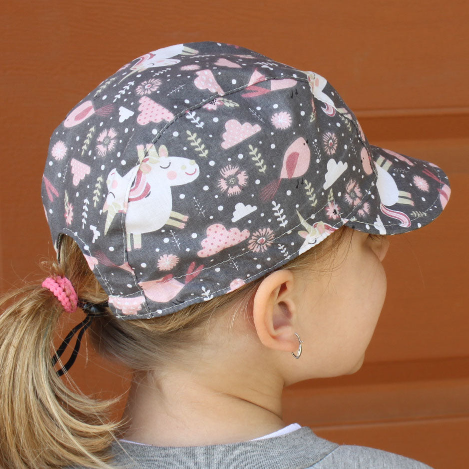 Kšiltovka šedá ptáčci a jednorožci