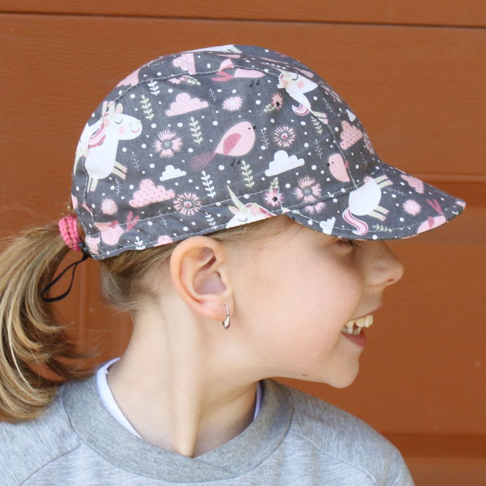 Kšiltovka šedá ptáčci a jednorožci