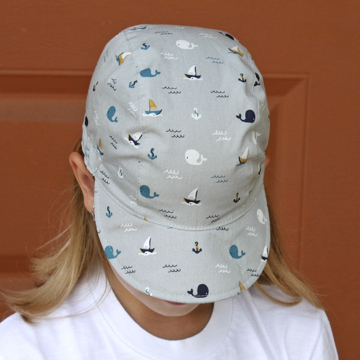 Kšiltovka šedá velryby a loďky