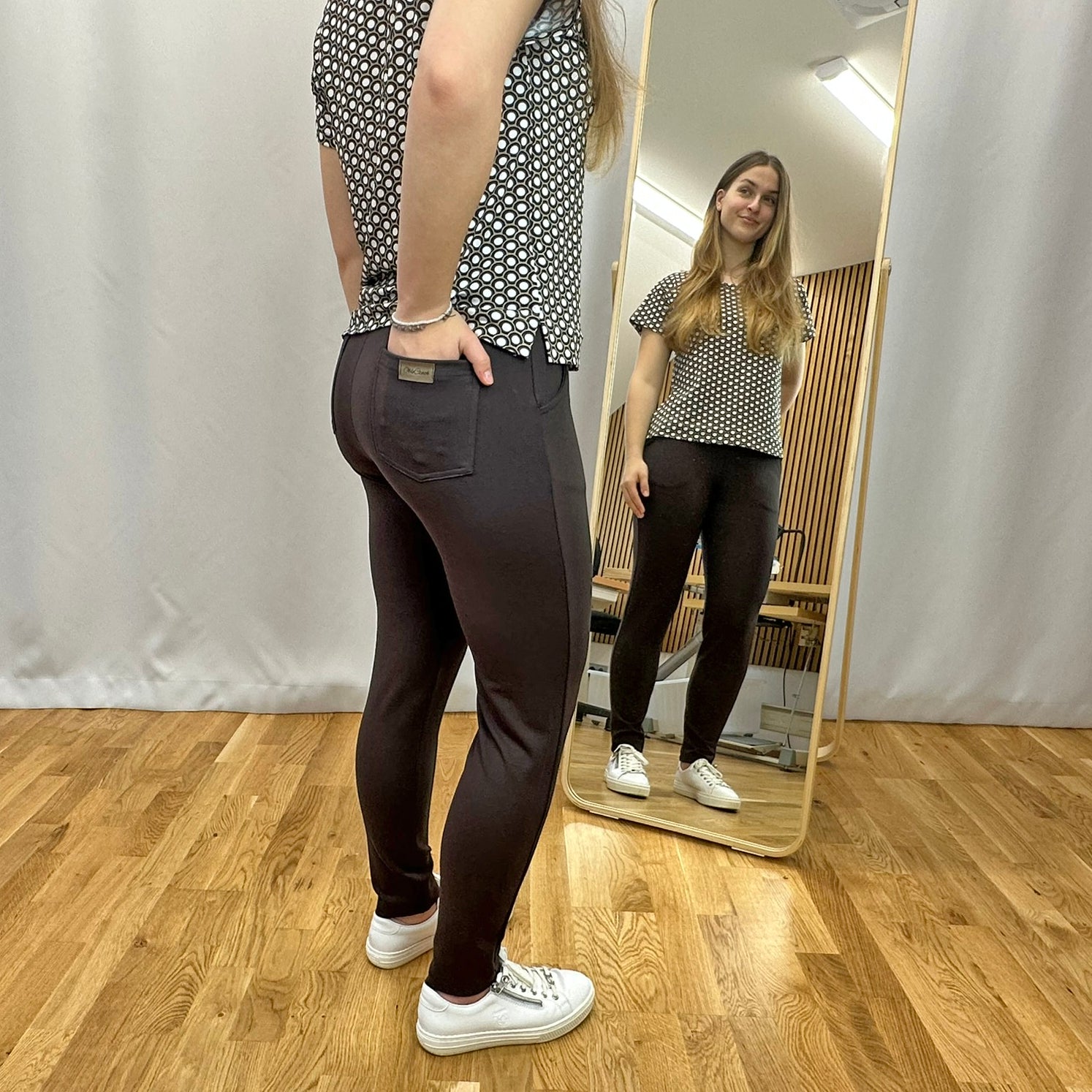 Dámské upnuté kalhoty hnědé s kapsami