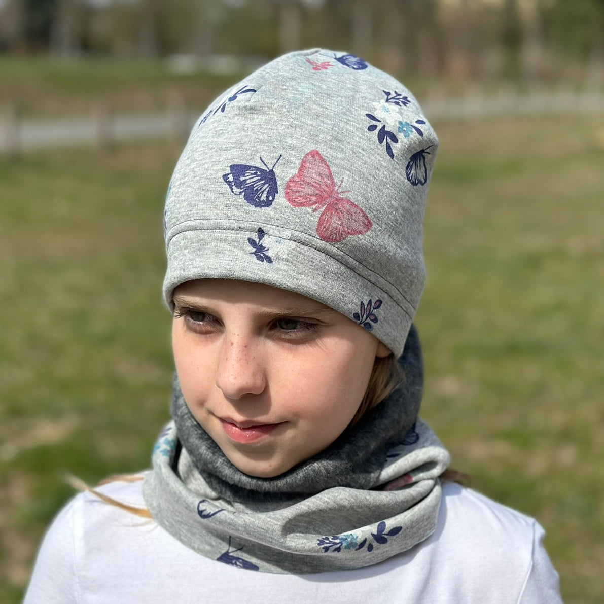 Zimní čepice šedý melír motýlci Elis
