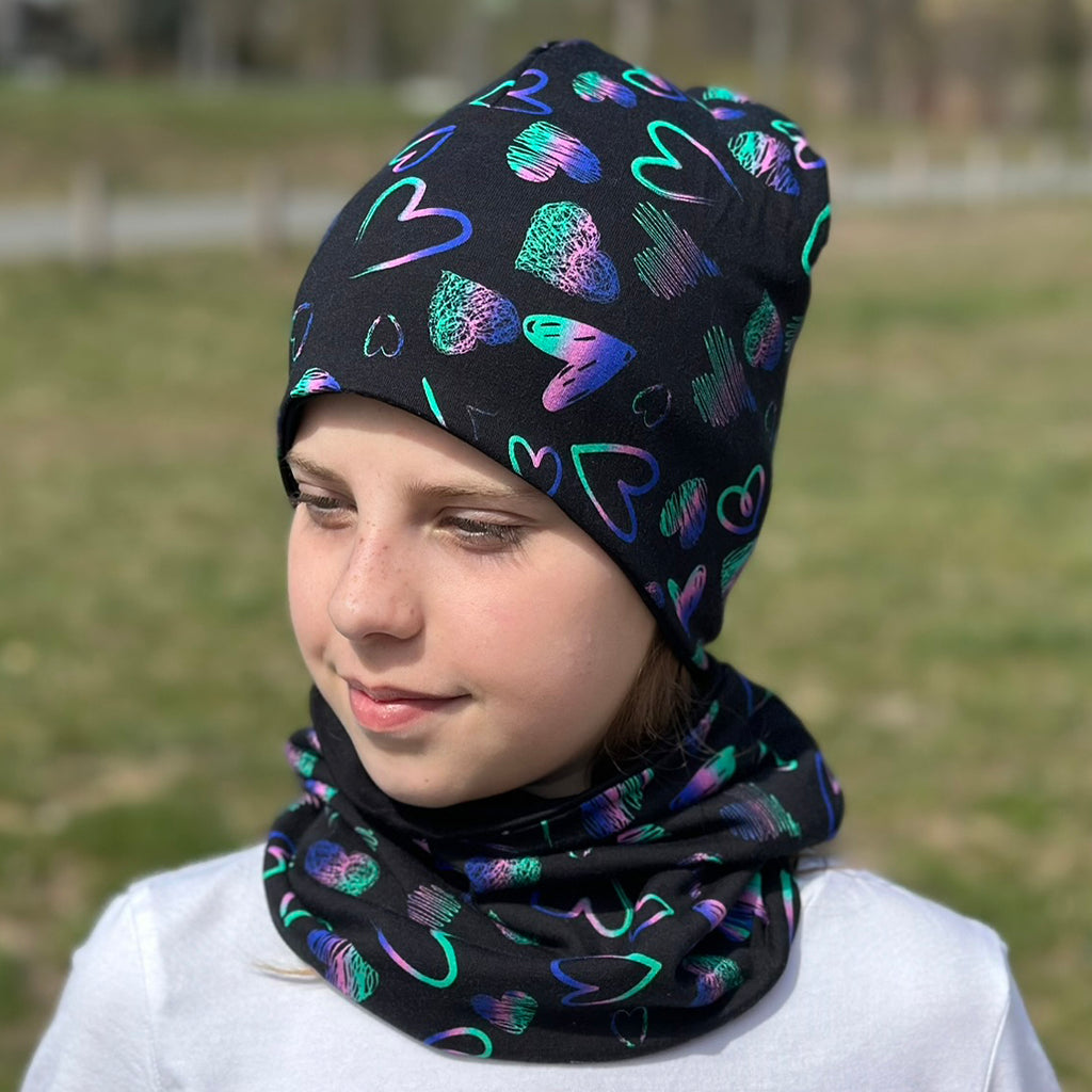 Zimní čepice černá s duhovými srdíčky Mia