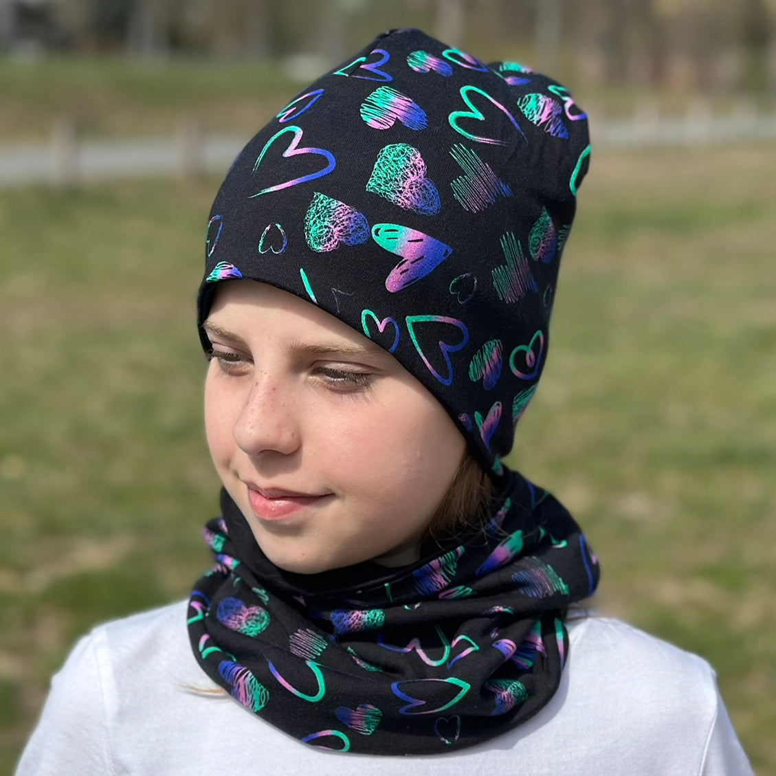 Zimní čepice černá s duhovými srdíčky Mia