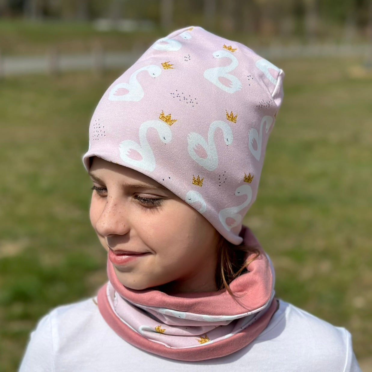 Jarní/podzimní čepice světle růžová labutě Ema