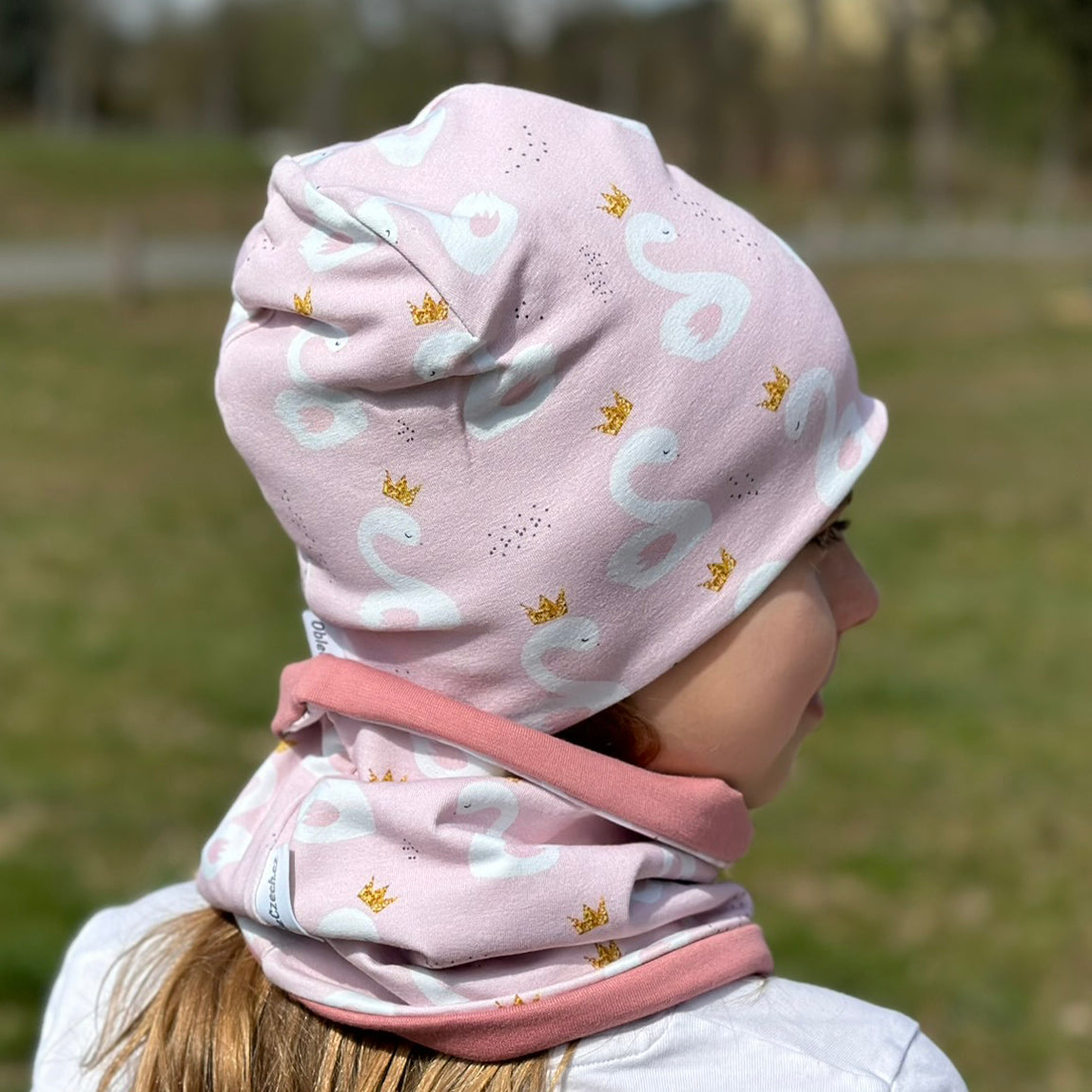 Jarní/podzimní čepice světle růžová labutě Ema