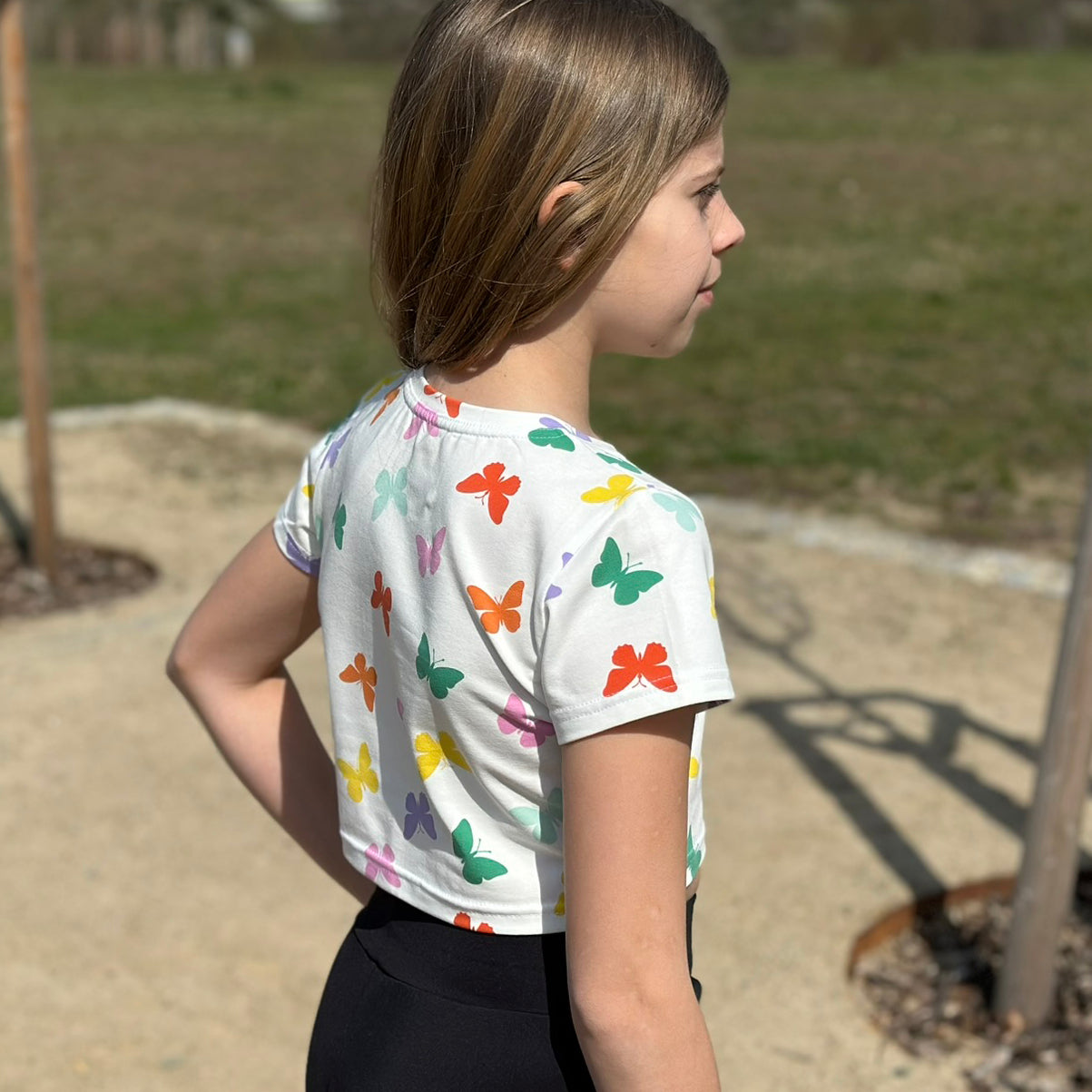 Crop top bílý s pastelovými motýlky