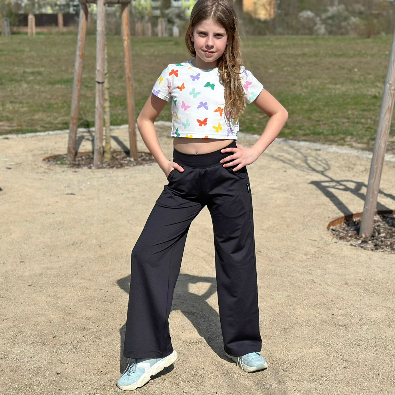 Crop top bílý s pastelovými motýlky