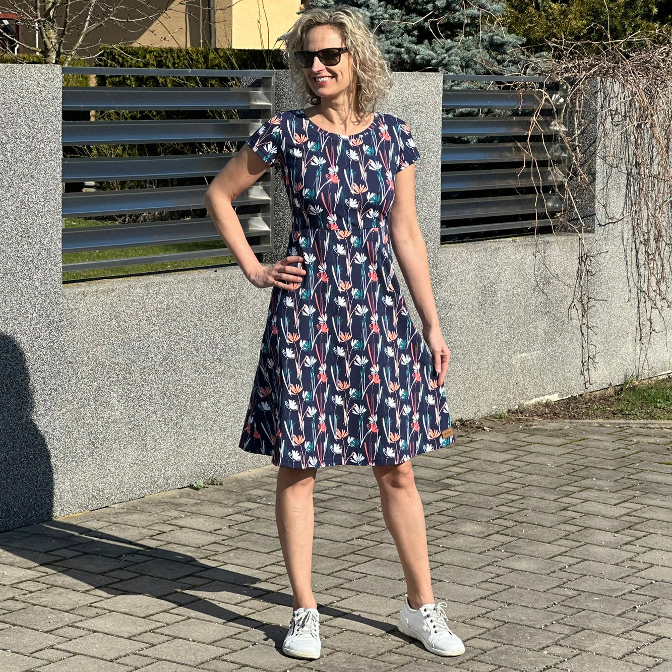 Šaty Audry tmavě modré kopretiny