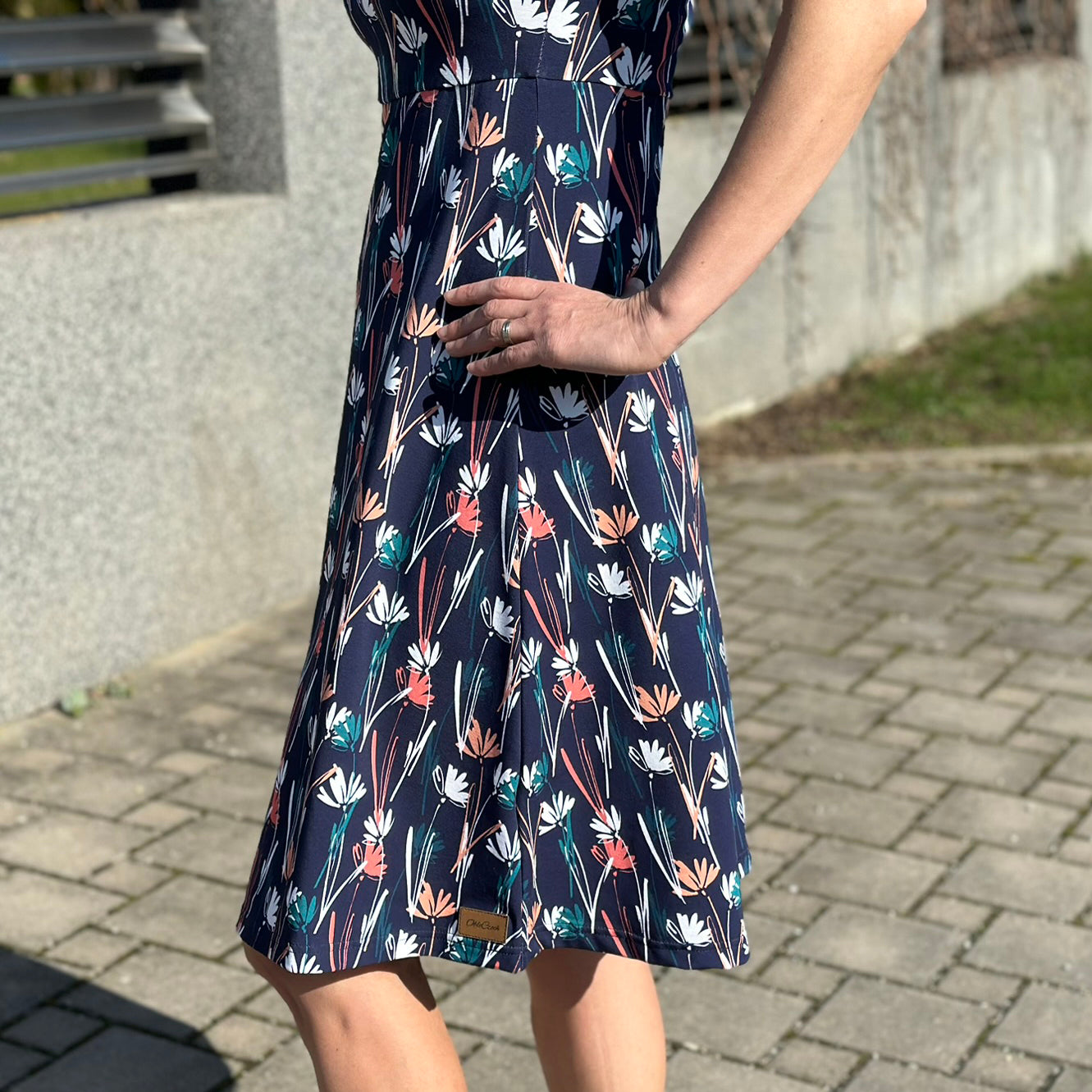 Šaty Audry tmavě modré kopretiny