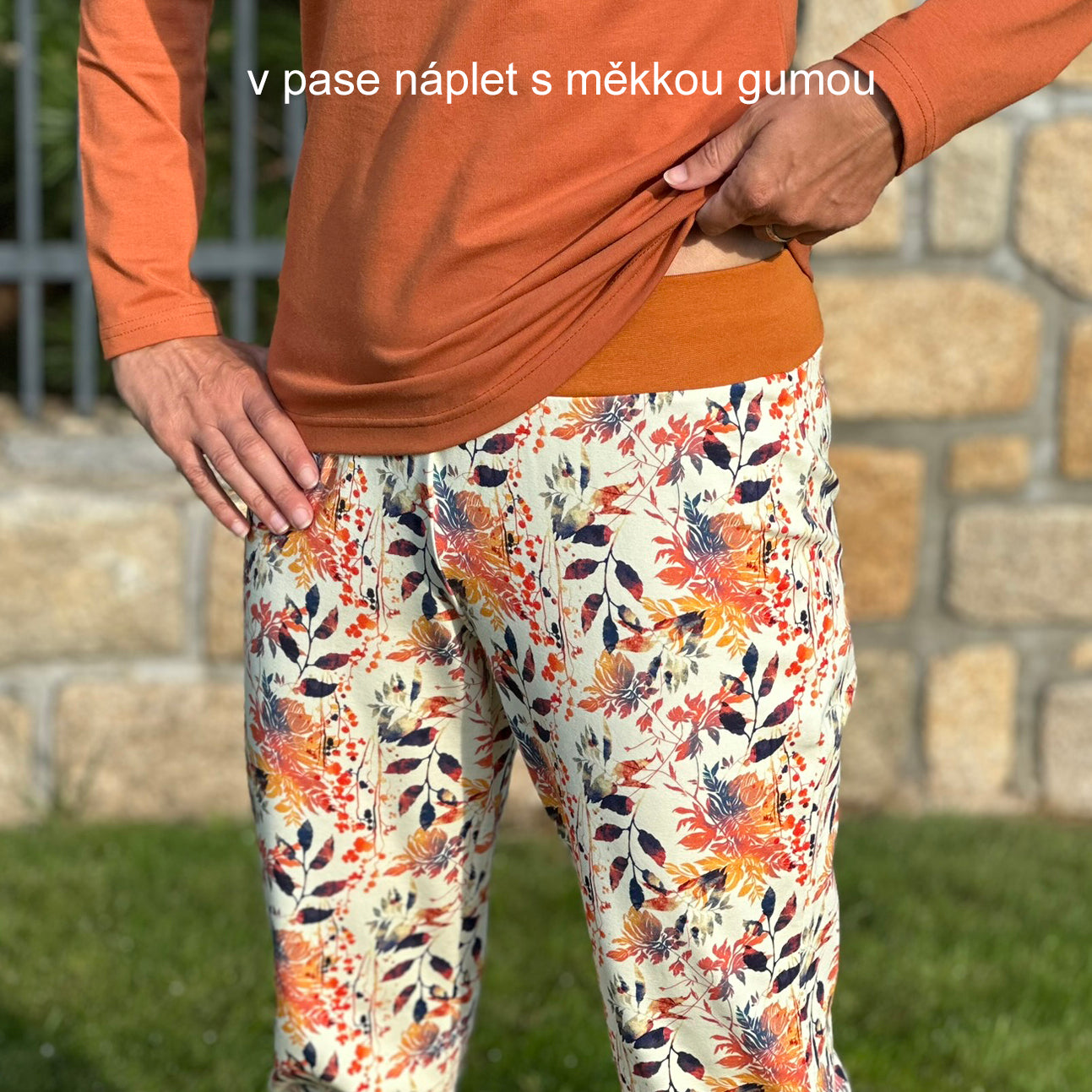 Dámské pyžamo béžové s květy