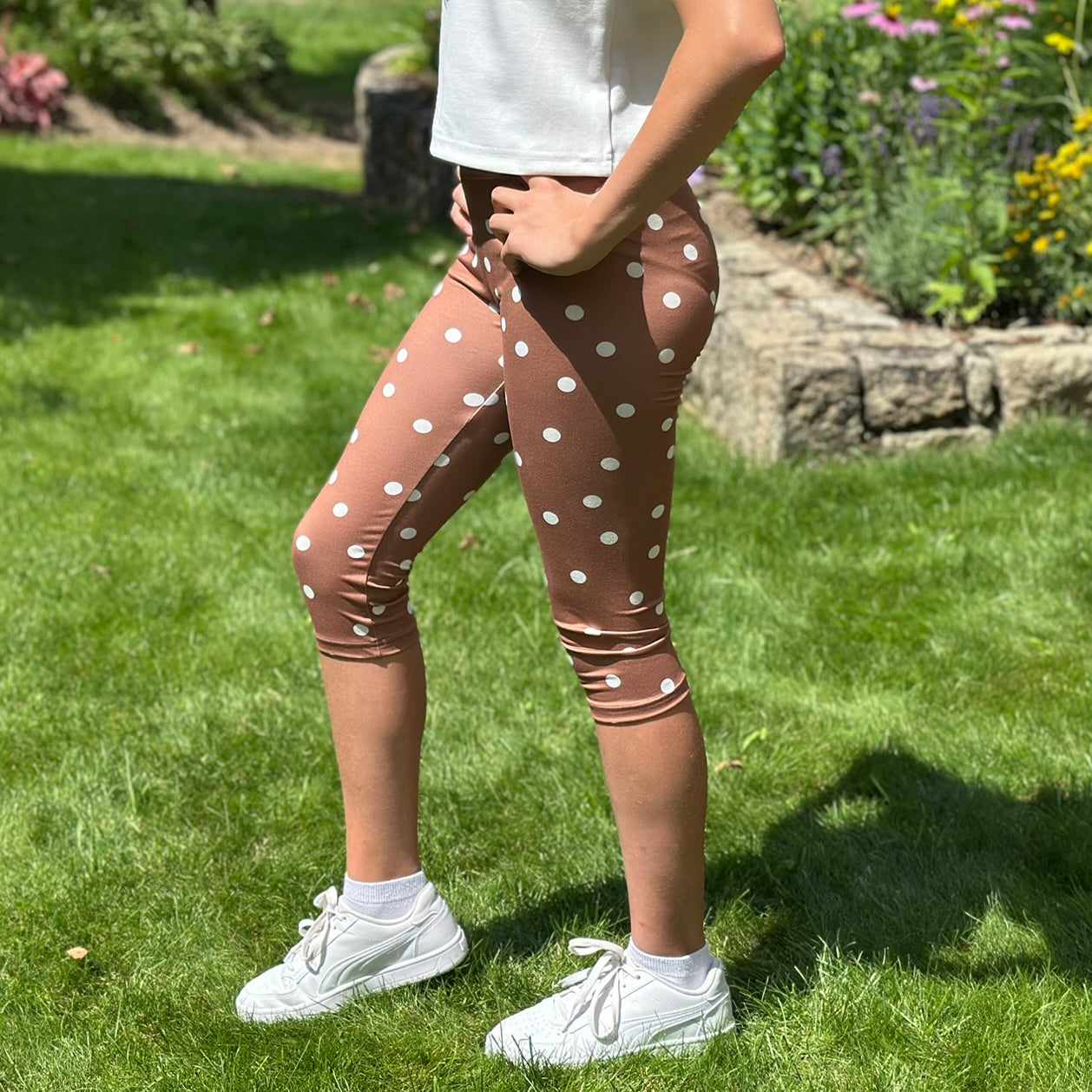 Letní legíny puntíčky na hnědé