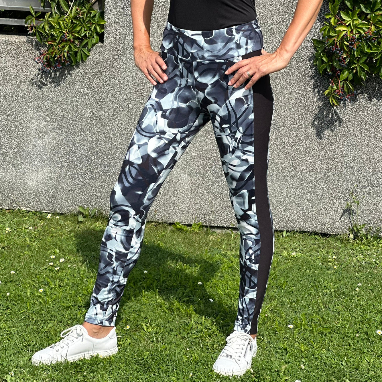 Fitness legíny s kapsičkou černobílé s lampasem