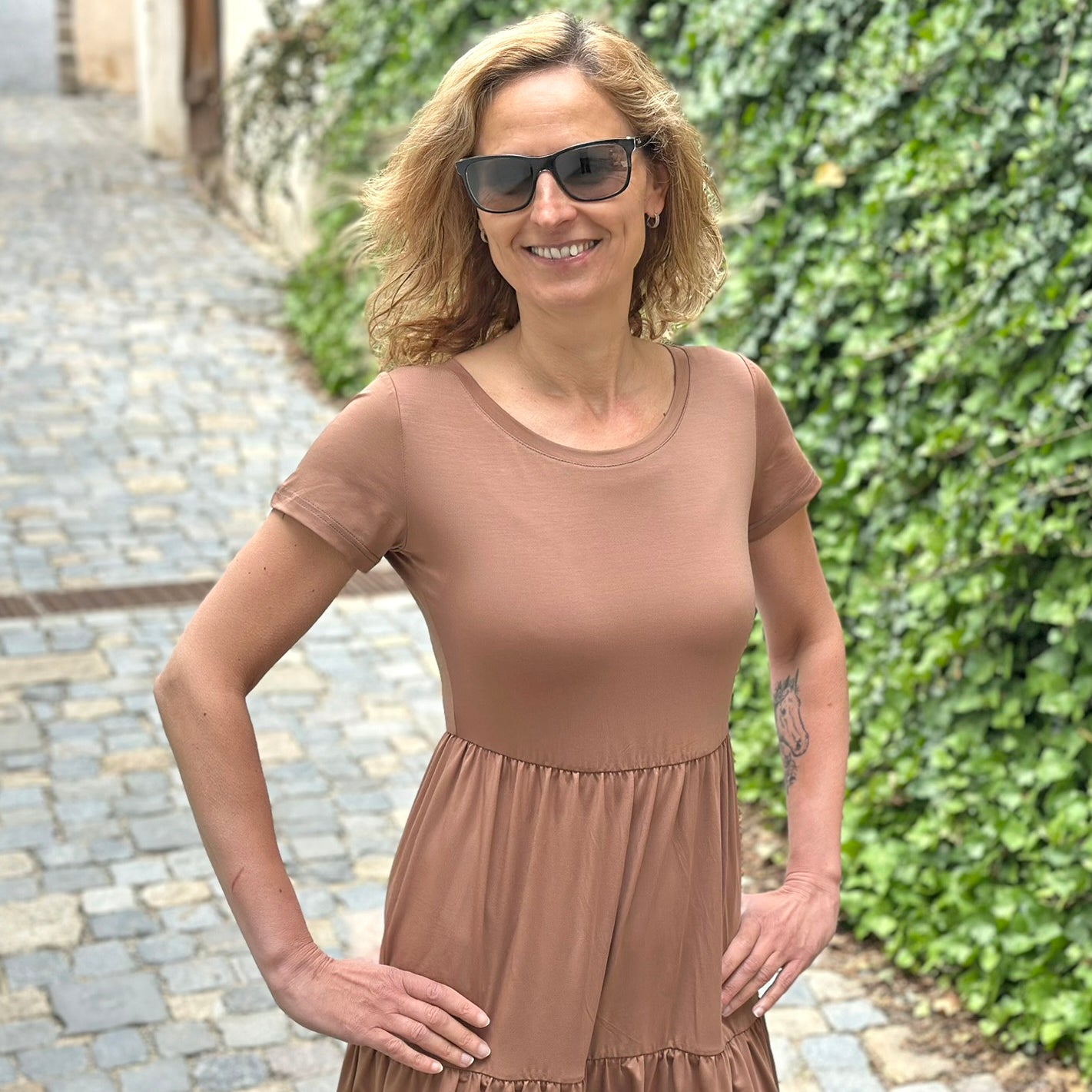 Šaty Sue camel