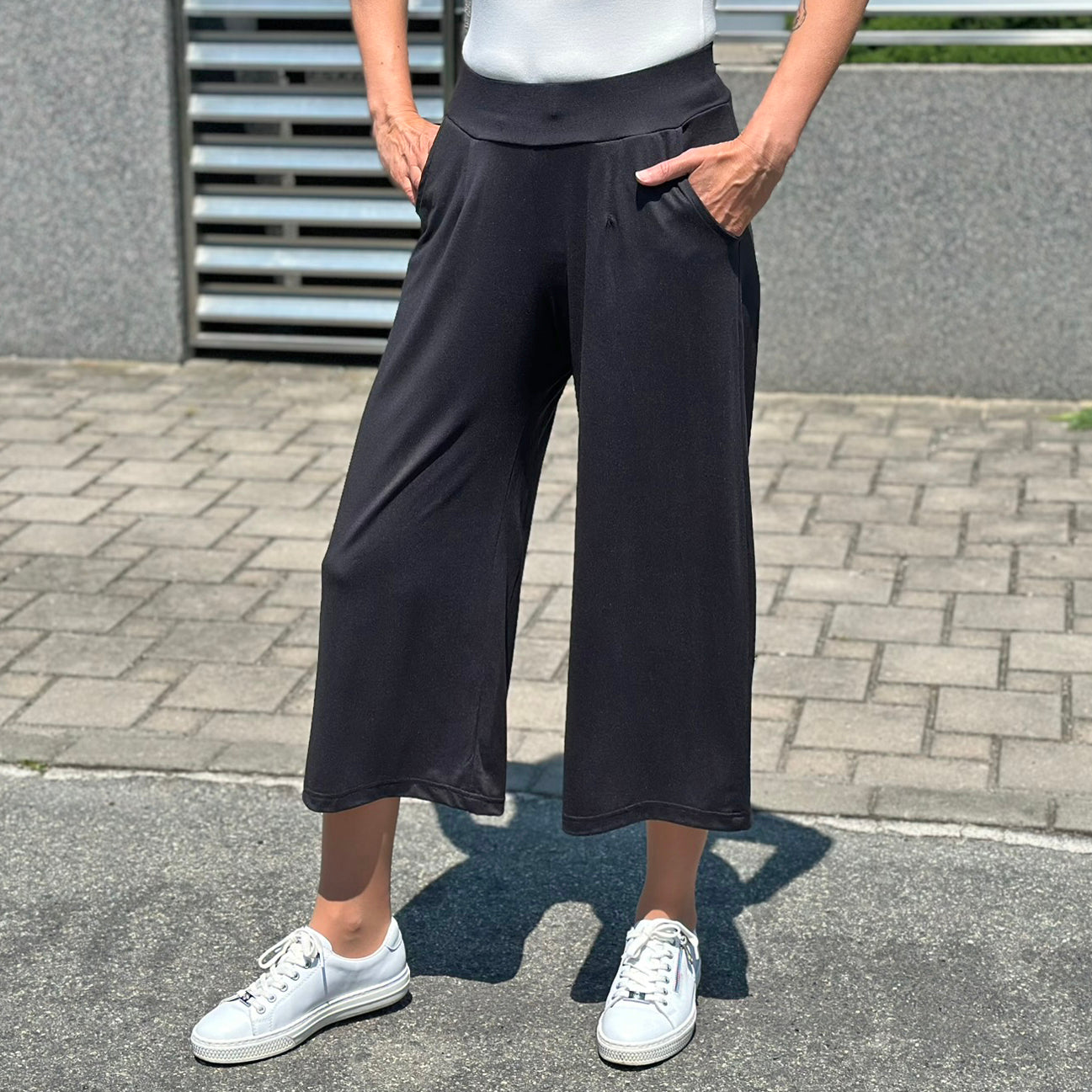 Široké letní 3/4 kalhoty černé