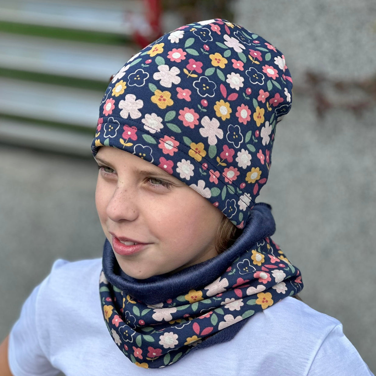 Zimní čepice tmavě modrá kytičky Elis