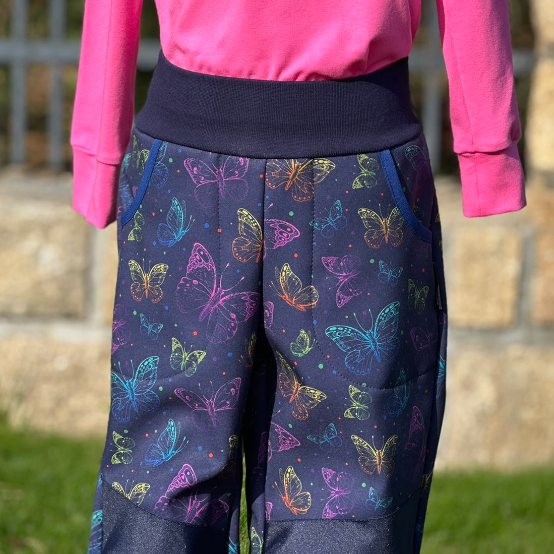Zimní softshell kalhoty tmavě modré s motýlky