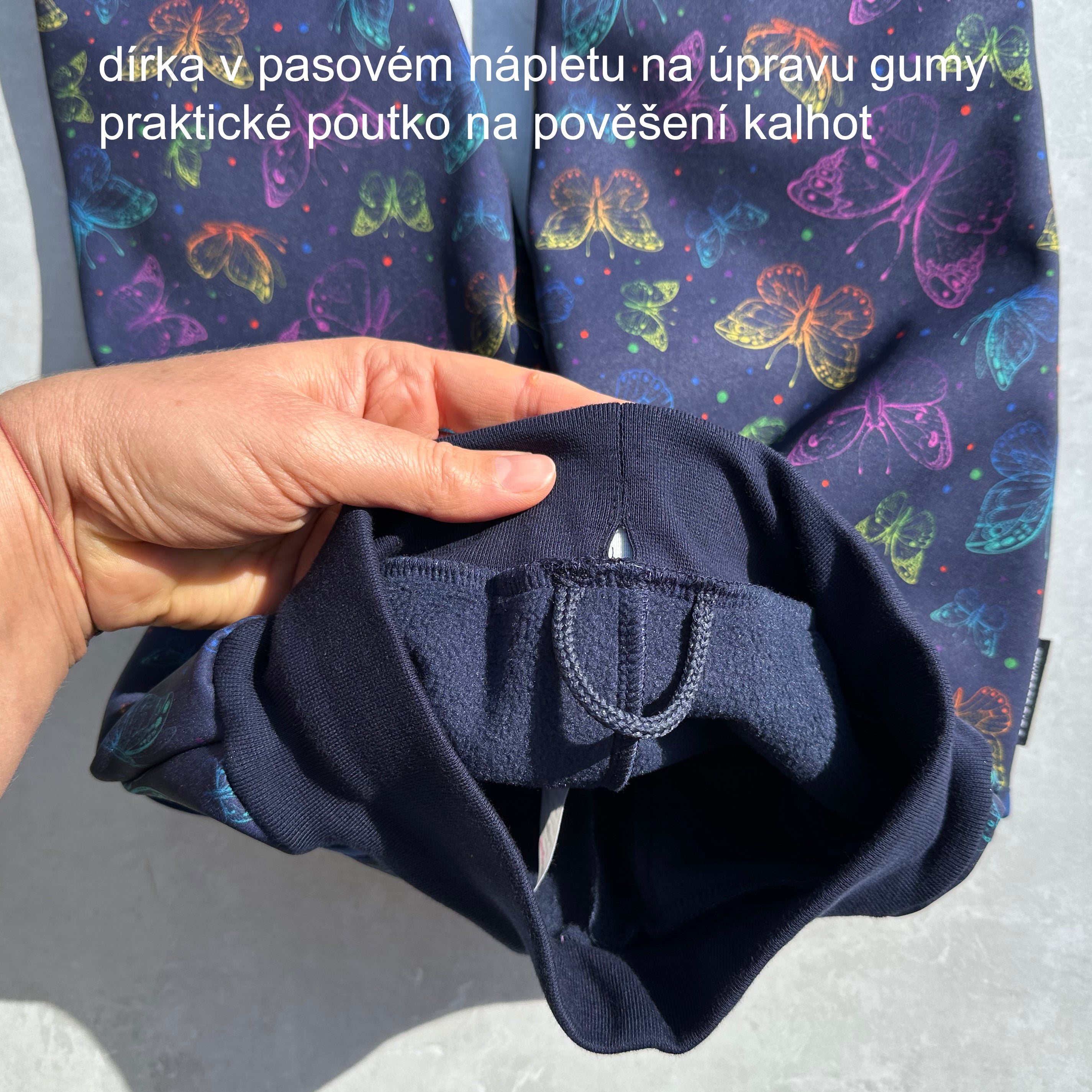Zimní softshell kalhoty tmavě modré s motýlky