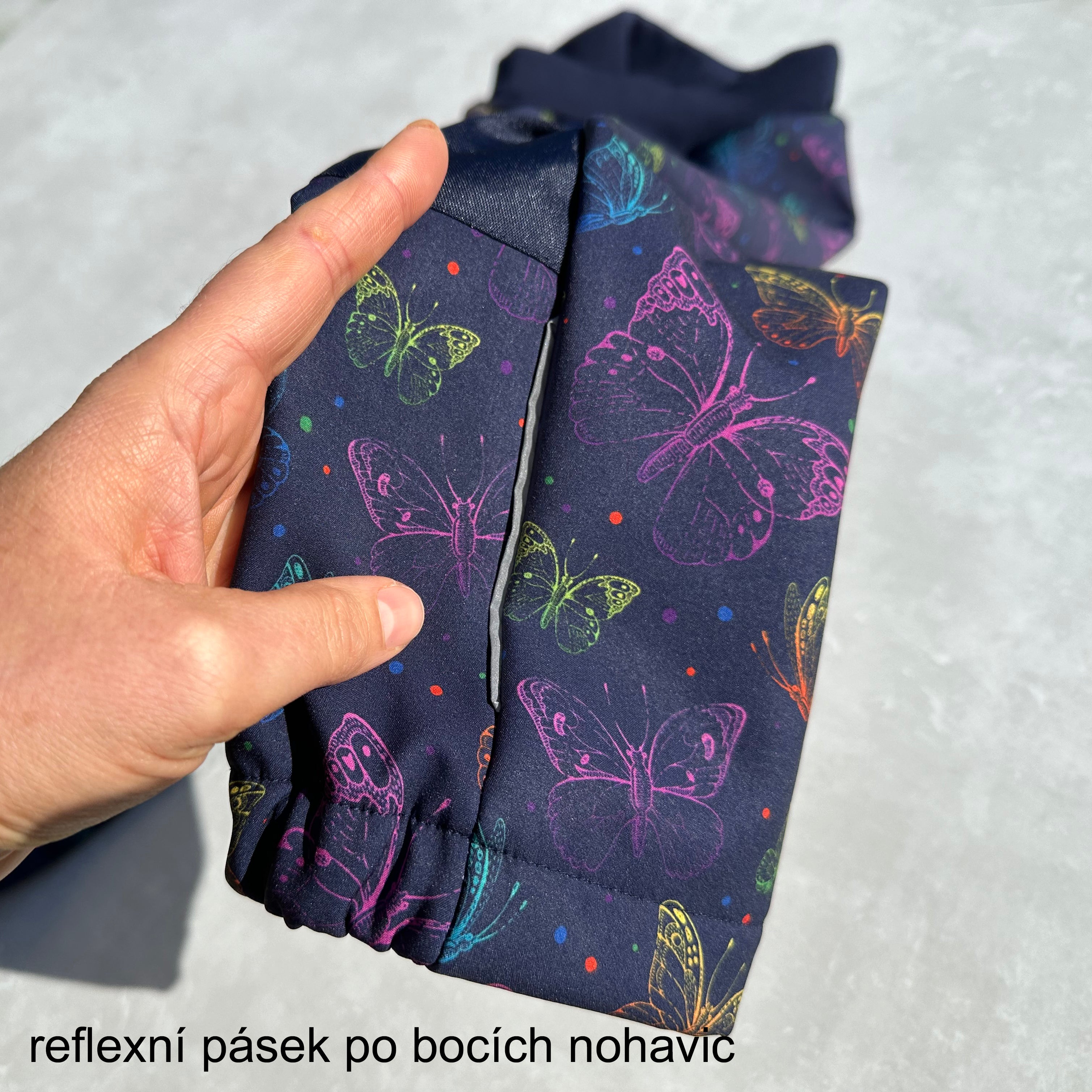 Zimní softshell kalhoty tmavě modré s motýlky