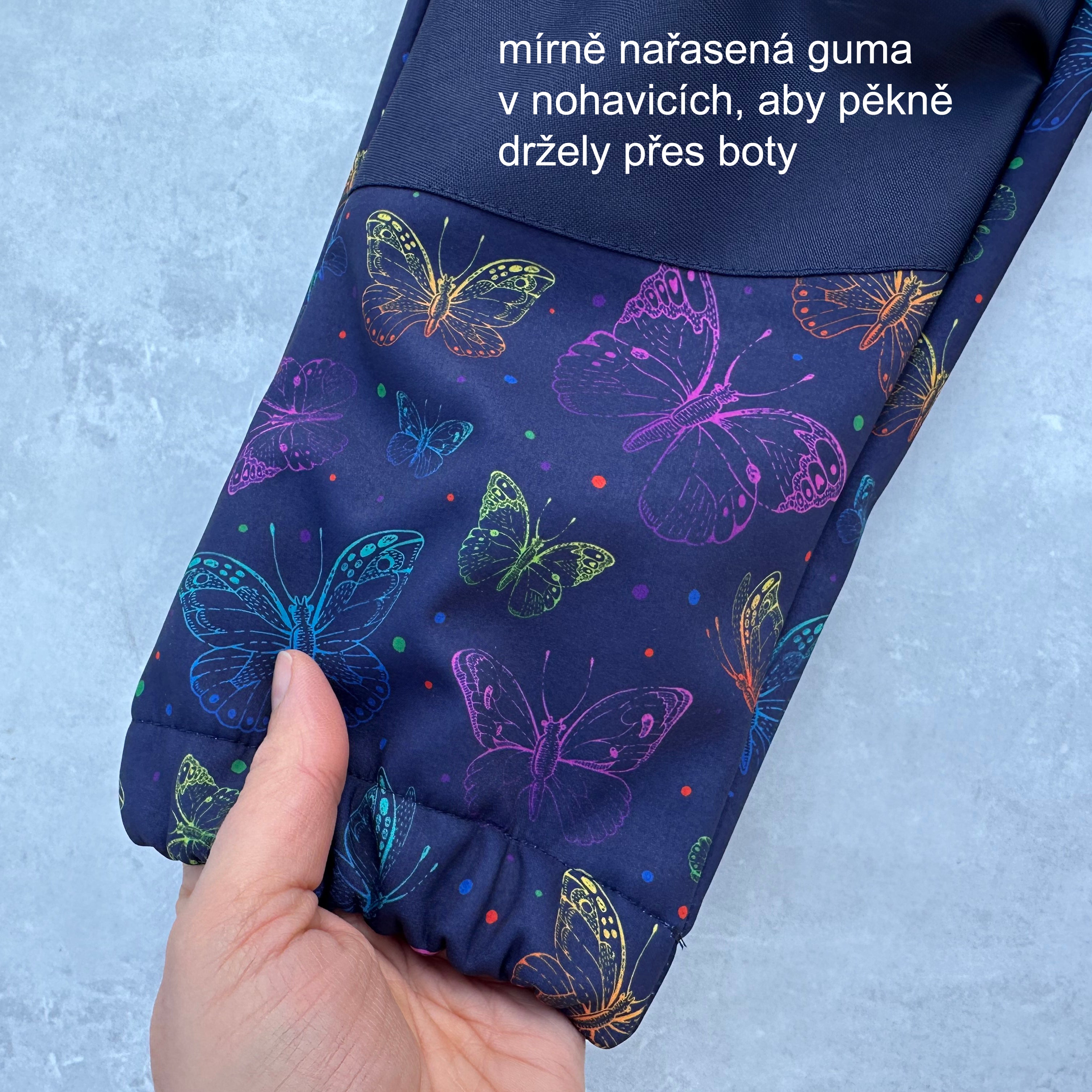 Zimní softshell kalhoty tmavě modré s motýlky
