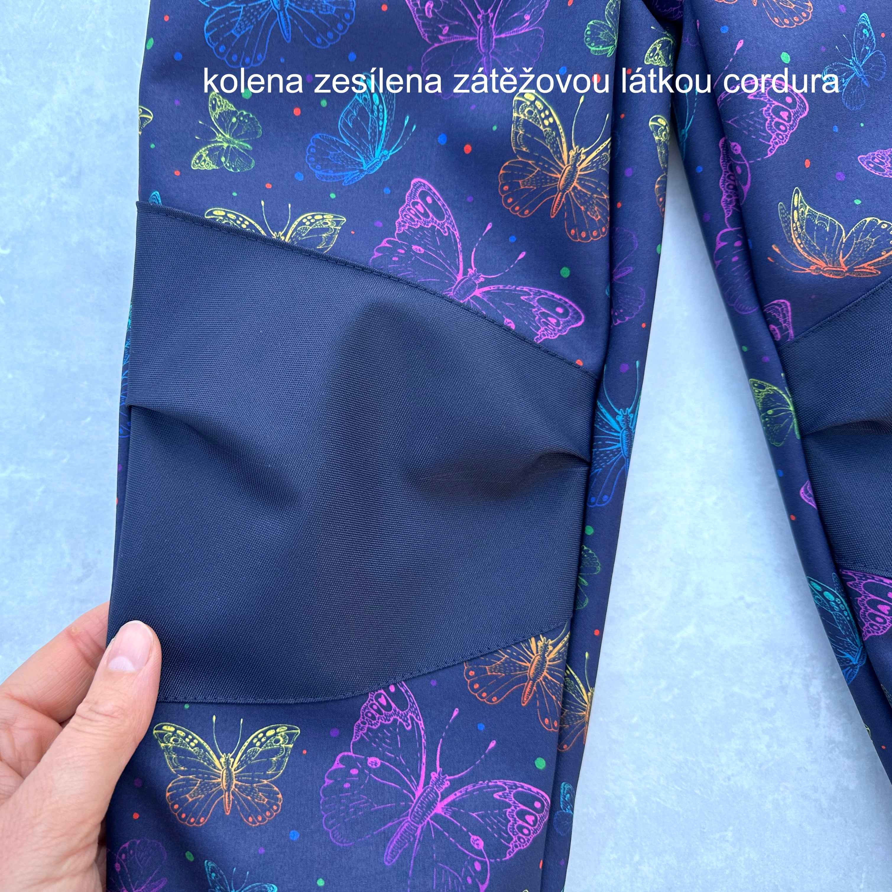 Zimní softshell kalhoty tmavě modré s motýlky