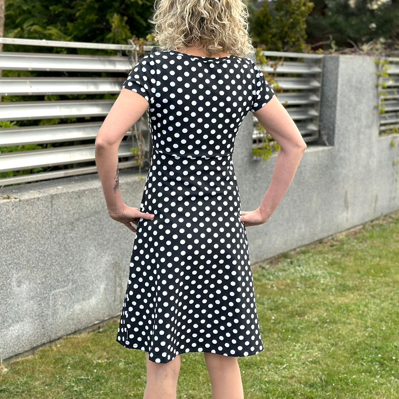 Šaty Audry černé s bílými puntíky