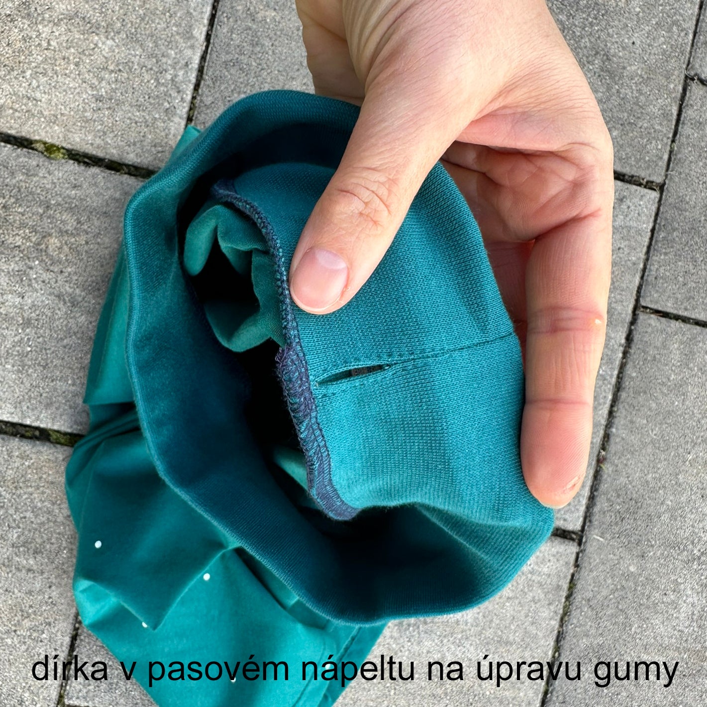 Sukně kolová smaragdová s puntíky