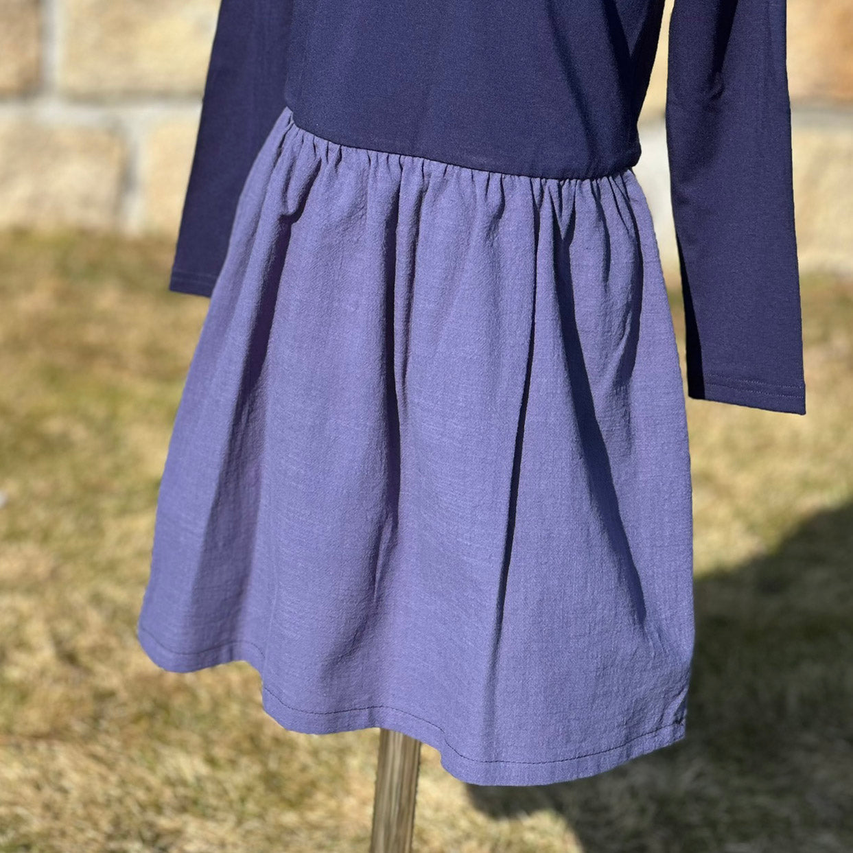 Jednobarevné dívčí šaty tmavě modré