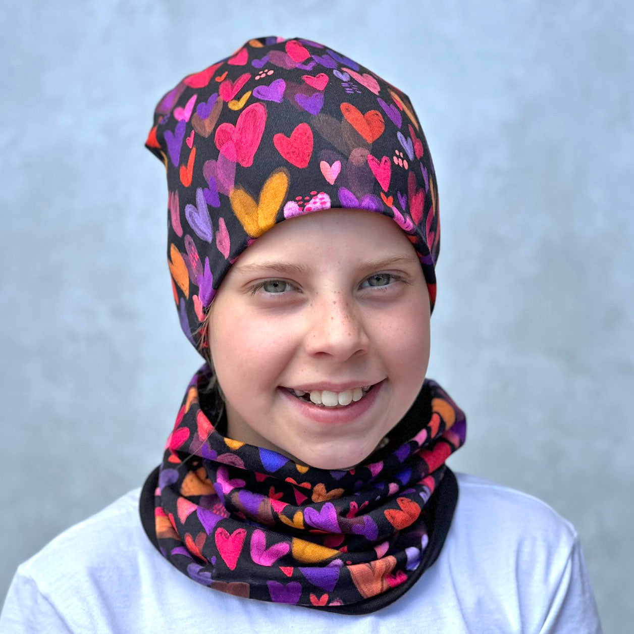Zimní čepice černá s barevnými srdíčky Mia