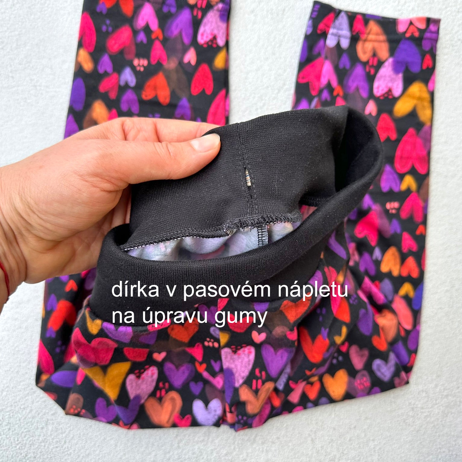 Legíny černé s barevnými srdíčky