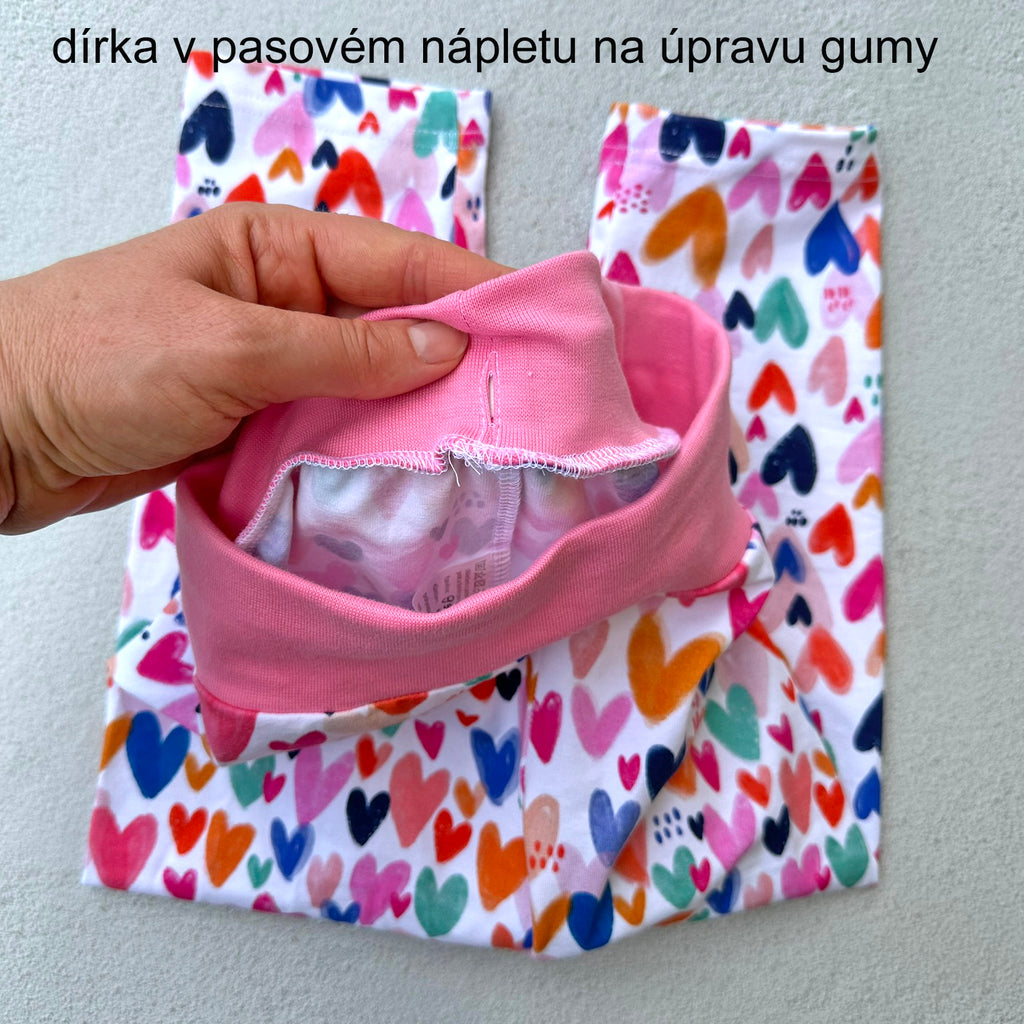 Legíny 3/4 bílé s barevnými srdíčky
