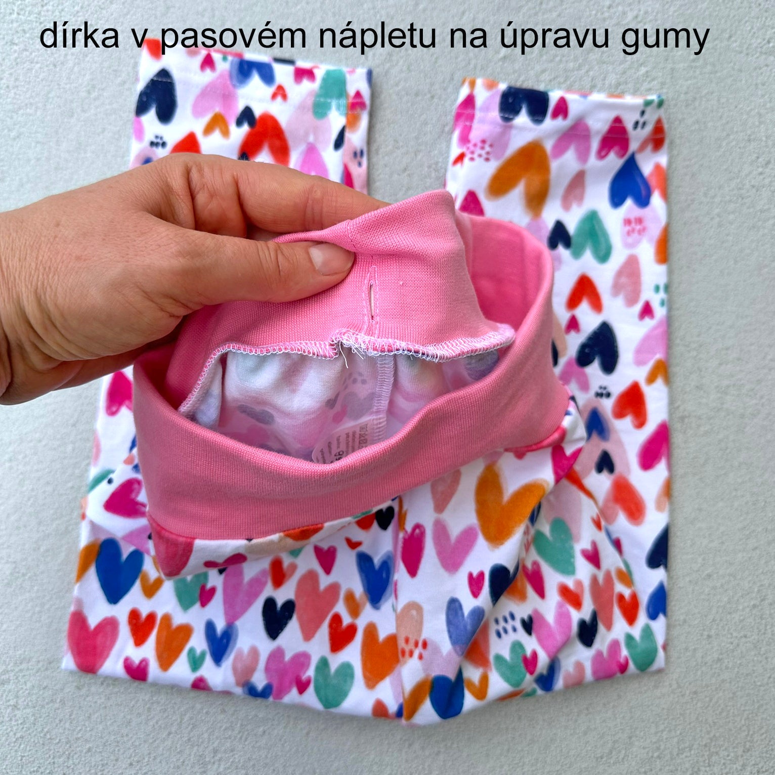 Legíny bílé s barevnými srdíčky