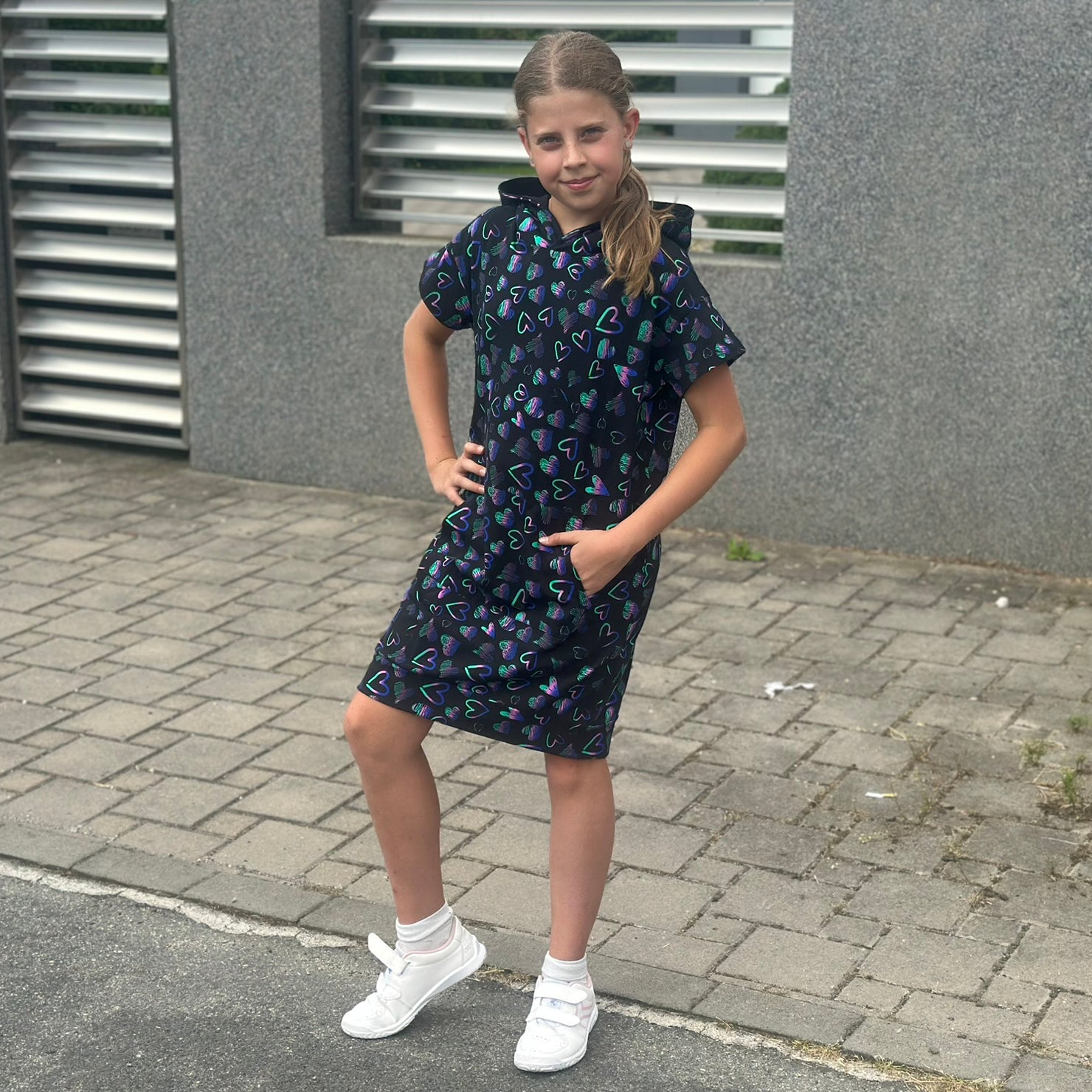Letní mikinové šaty Daniela černé s duhovými srdíčky