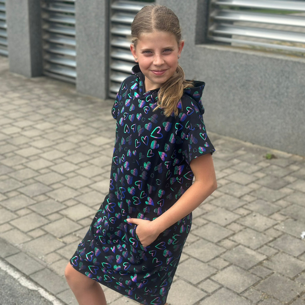 Letní mikinové šaty Daniela černé s duhovými srdíčky