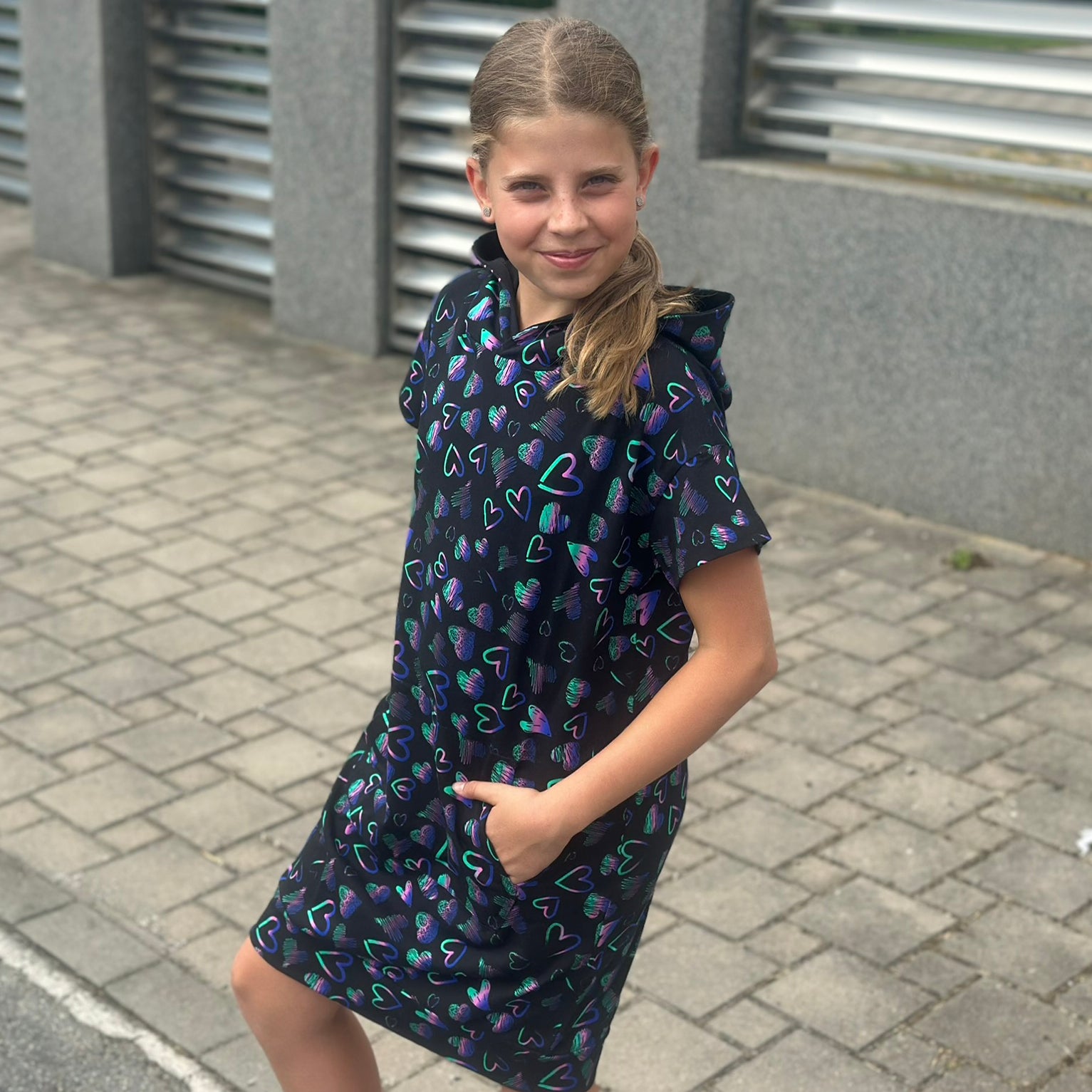 Letní mikinové šaty Daniela černé s duhovými srdíčky
