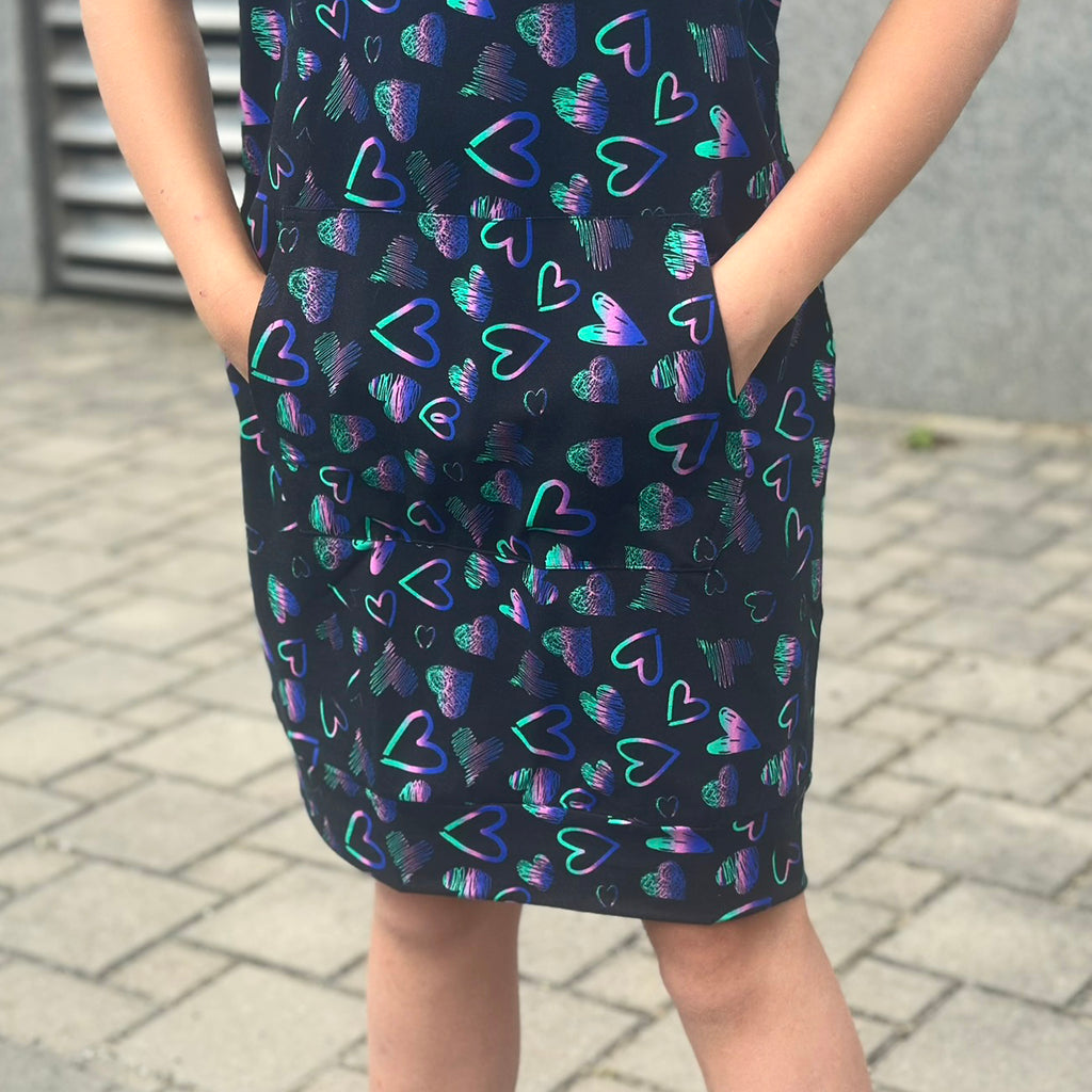 Letní mikinové šaty Daniela černé s duhovými srdíčky
