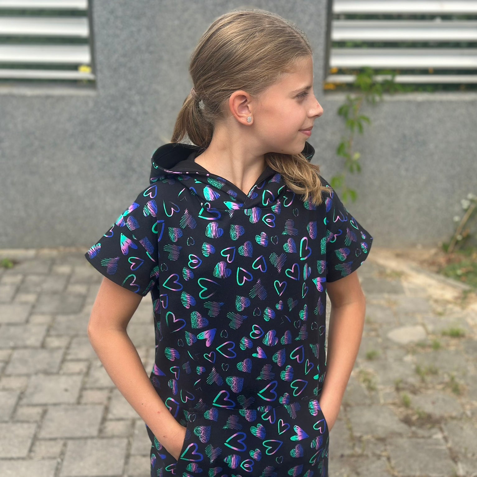 Letní mikinové šaty Daniela černé s duhovými srdíčky