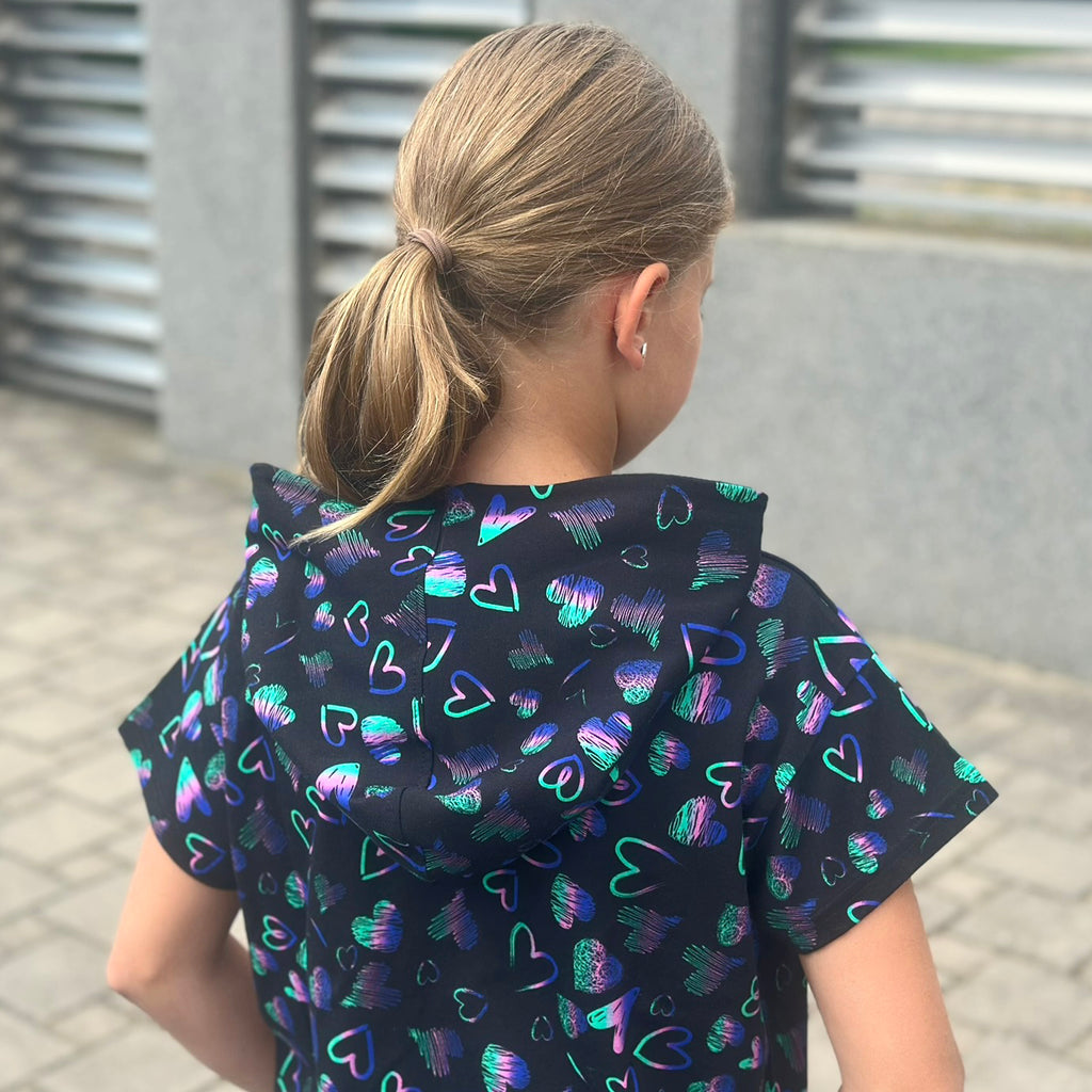 Letní mikinové šaty Daniela černé s duhovými srdíčky