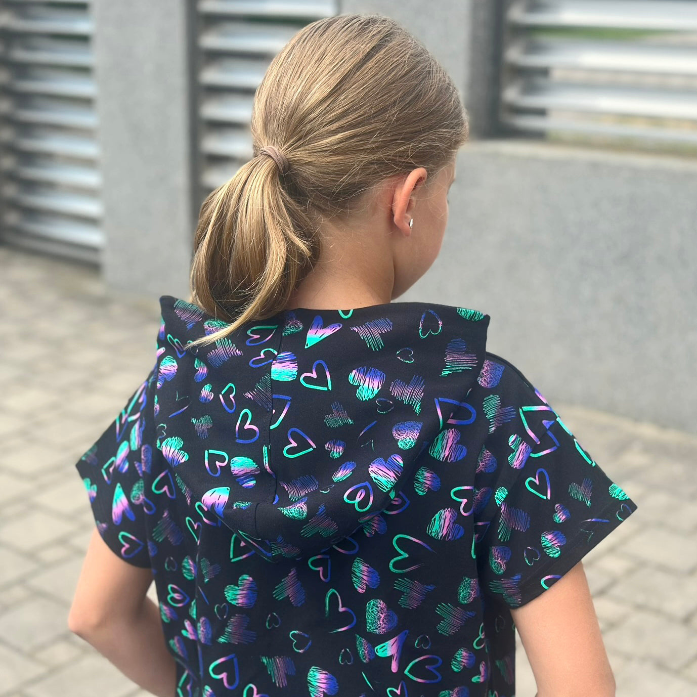 Letní mikinové šaty Daniela černé s duhovými srdíčky
