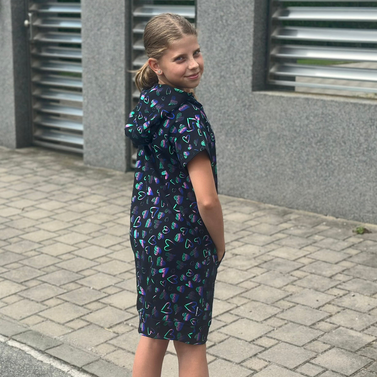 Letní mikinové šaty Daniela černé s duhovými srdíčky