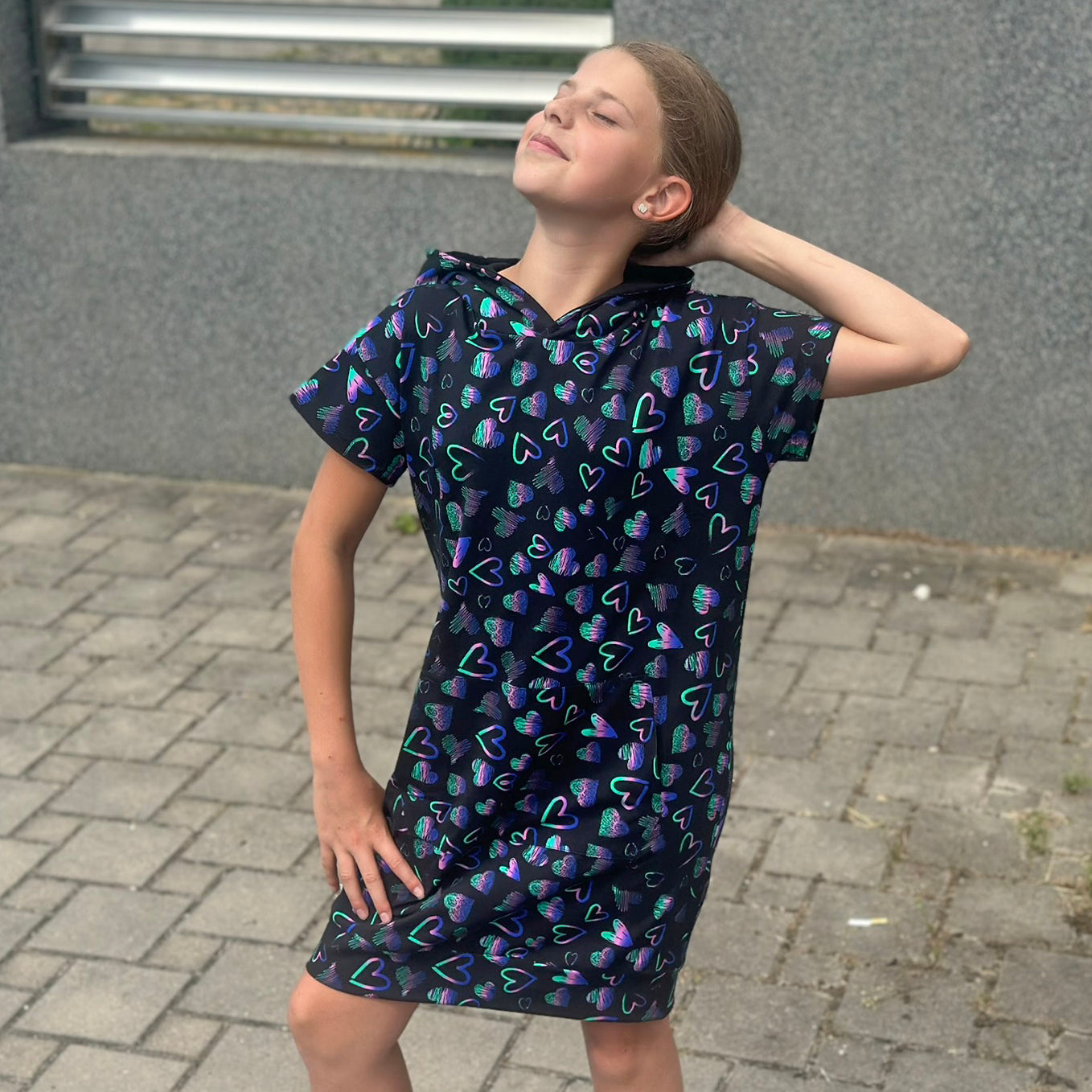 Letní mikinové šaty Daniela černé s duhovými srdíčky