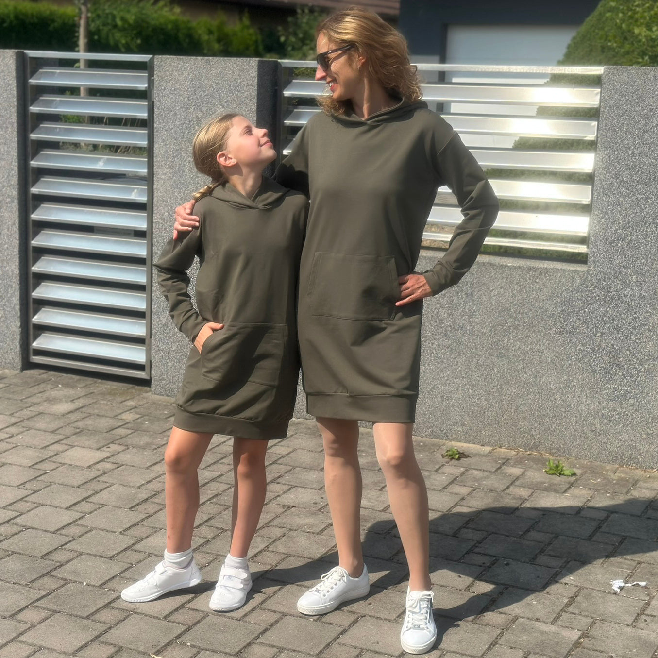 Mikinové šaty Daniela olivové