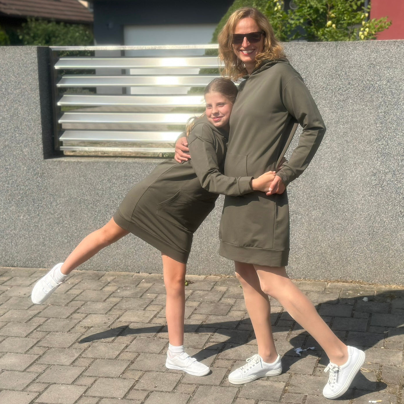 Mikinové šaty Daniela olivové