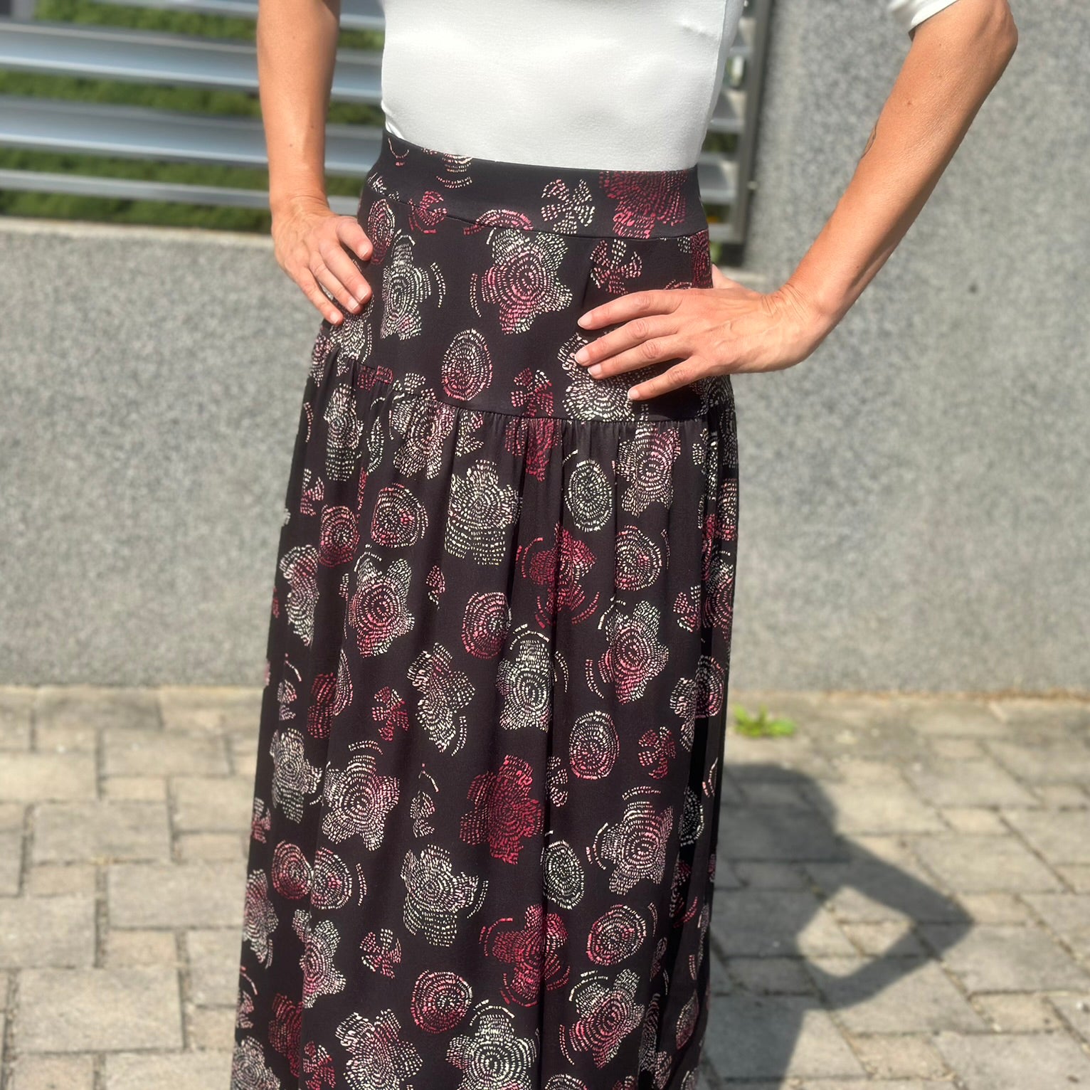 Dlouhá sukně Daisy černá s květy